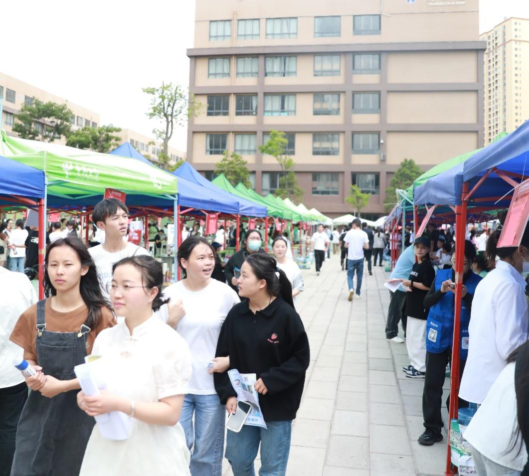 春暖花开 “职”为你来 英国上市公司官网365举办2024届毕业生双选会