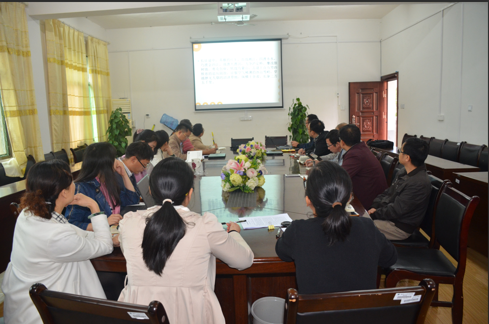 向国红副书记在主持“讲奉献、有作为”专题学习研讨