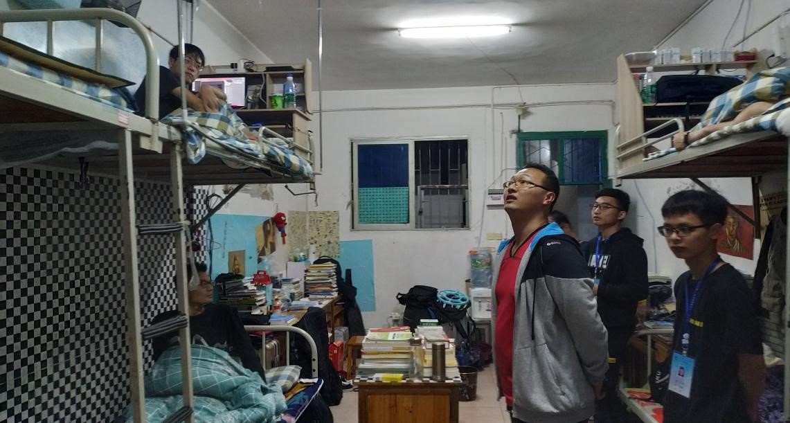 谢平峰老师在清点人数