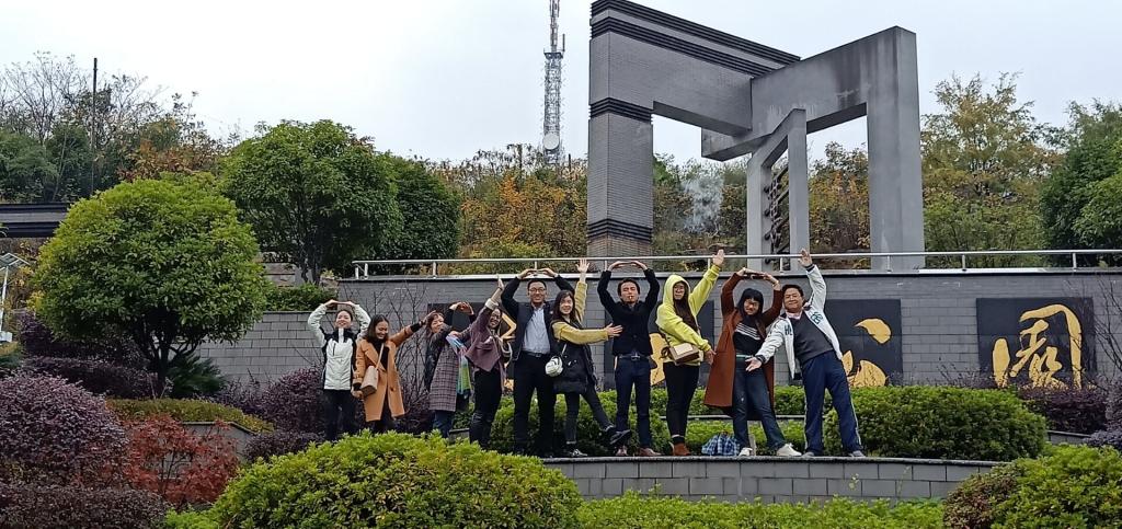 学员生龙活虎的户外素质拓展活动