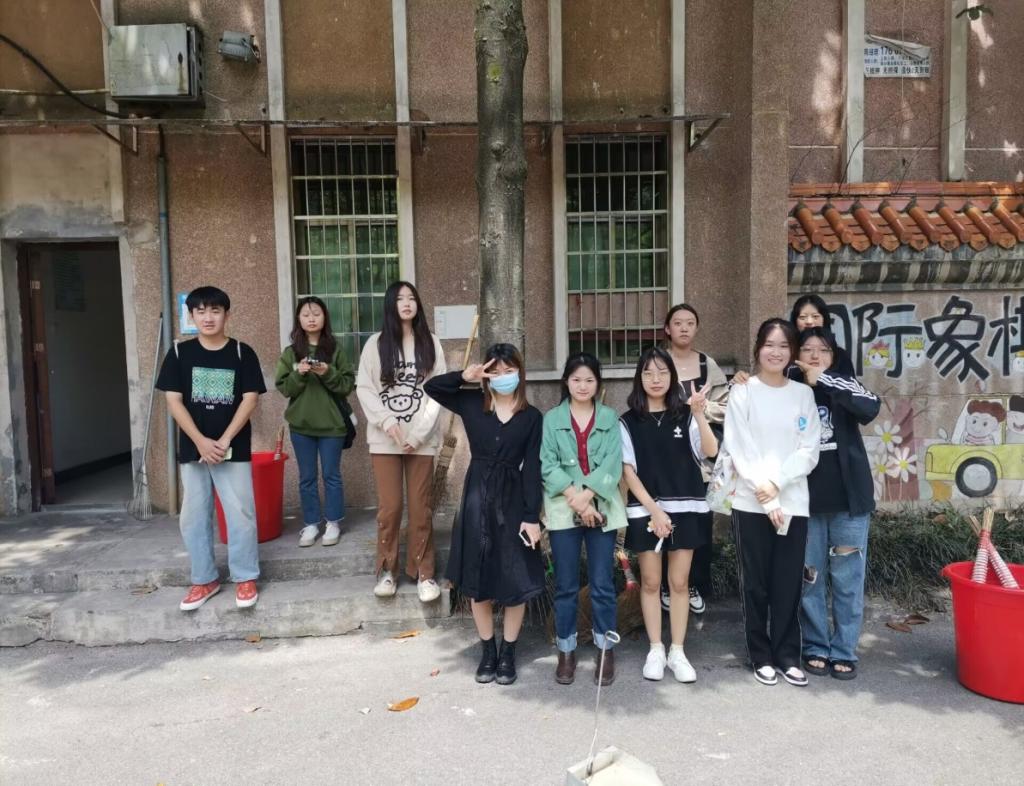 同学们清扫后合照