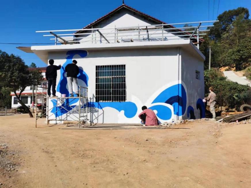 同学们认真开展墙绘创作