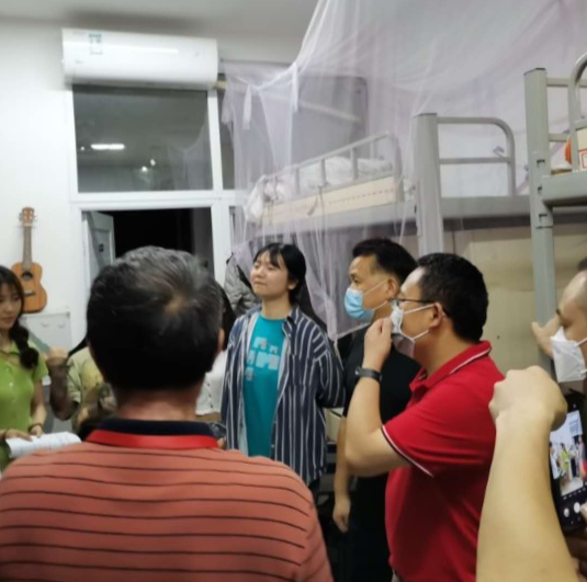 农生院院长(所长)向国红(右二)慰问现场