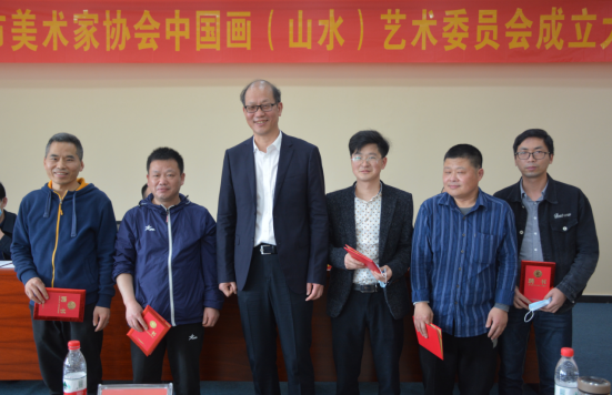 新当选的市美协中国画(山水)艺术委员会主任、副主任合影