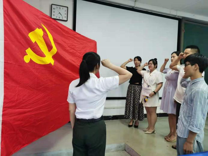 图1 新党员面对党旗宣誓