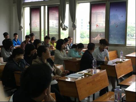 罗老师在点评,同学们听得很认真