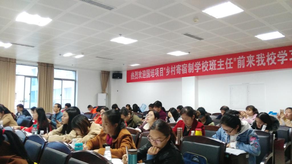 聚精会神的学习现场
