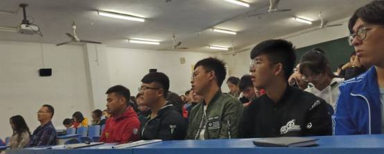 相关人员认真听取活动内容