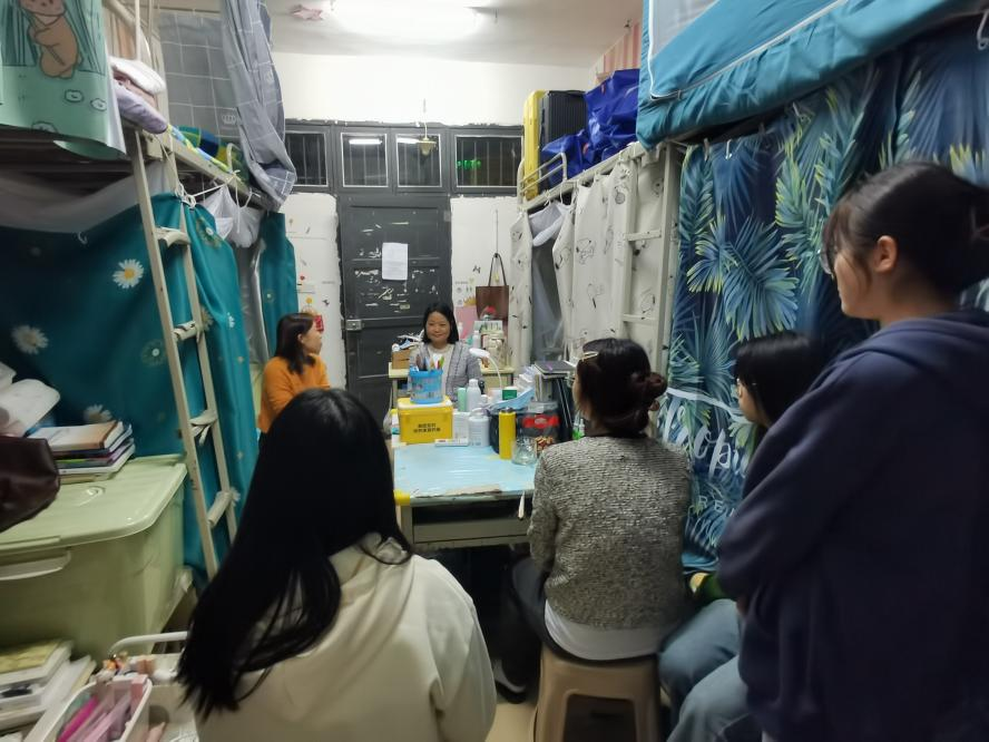 学工处副处长谢四元、副书记田密和学生一起学习二十大精神