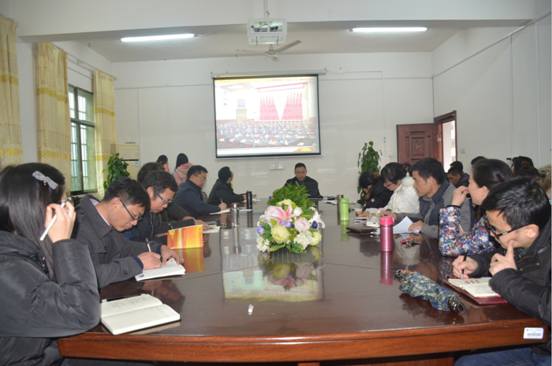 余为教授在宣讲十八届六中全会精神