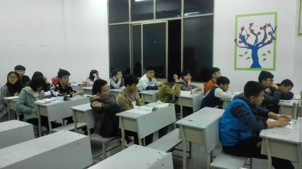 (同学们在专心致志的听班会)