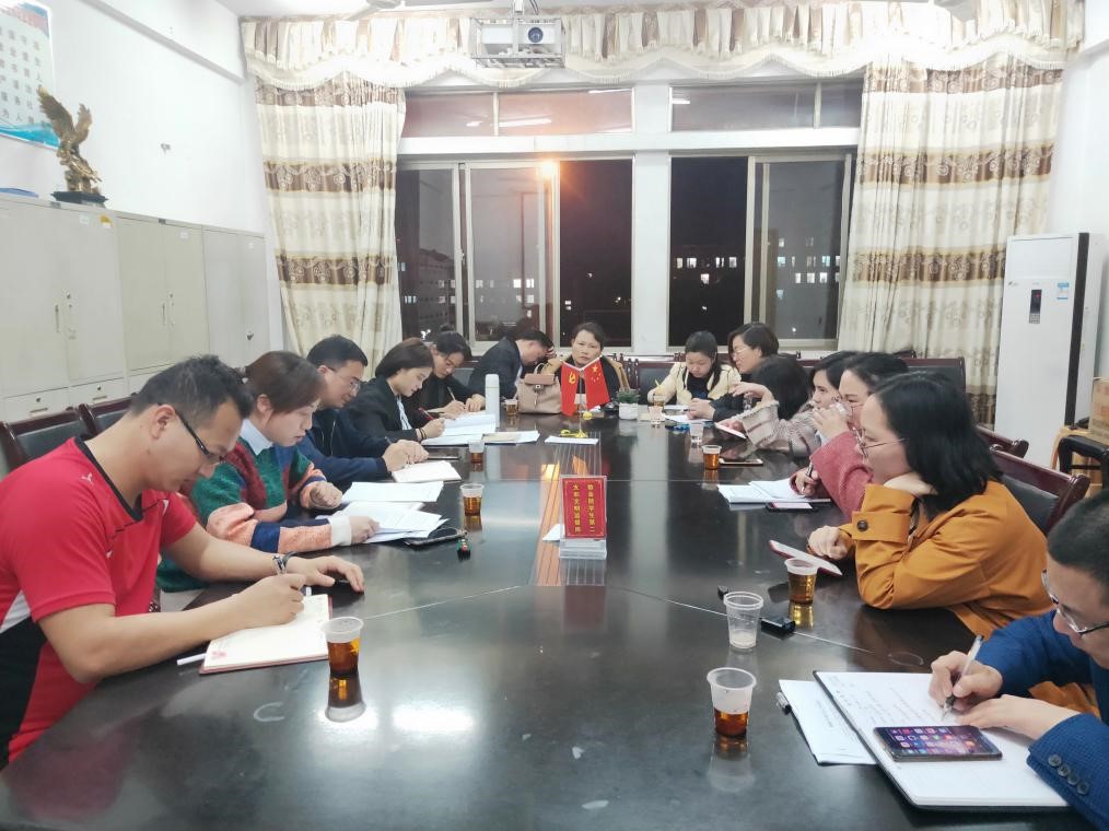 书记与班主任们在认真讨论