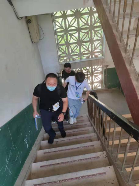 学长为新生搬行李