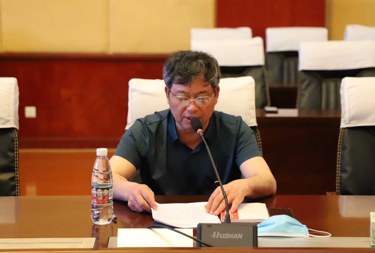 谢光绎主持座谈会