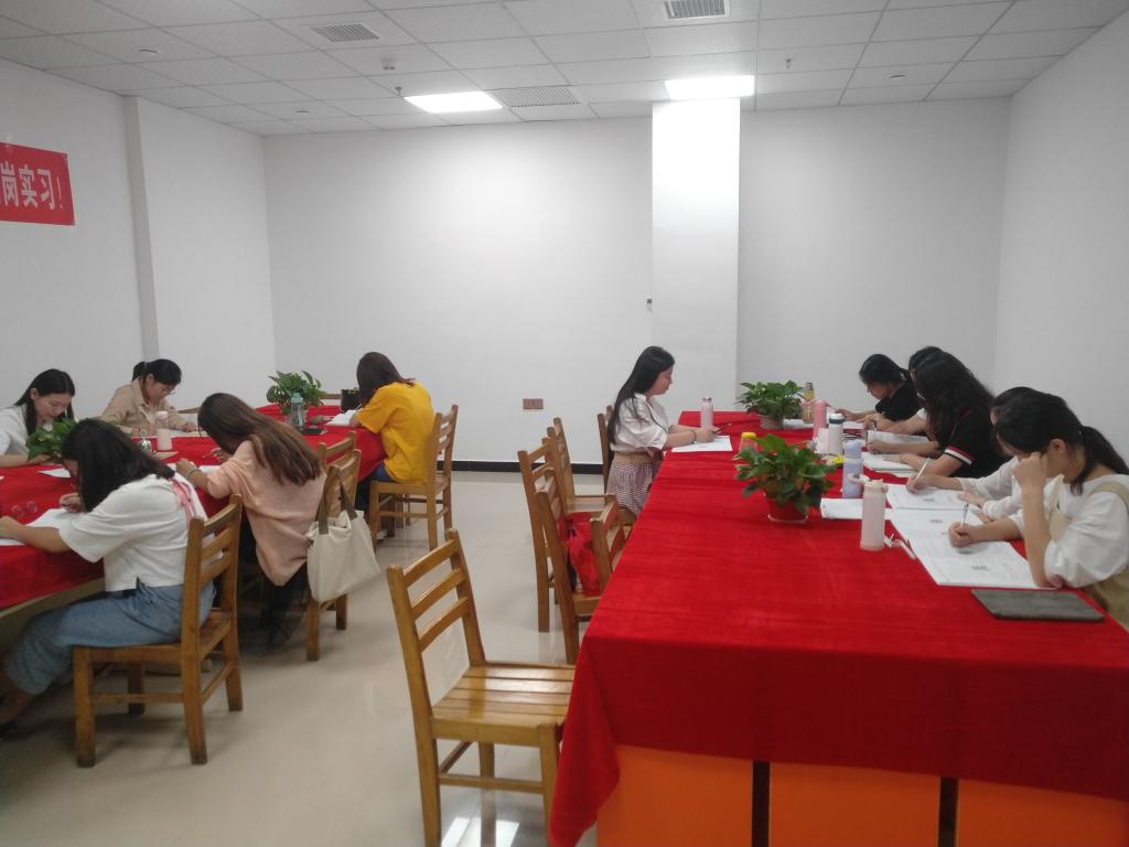 看望有成教育的实习生