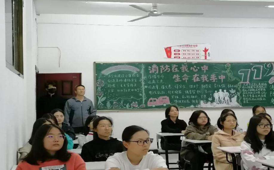 老师们对活动进行指导