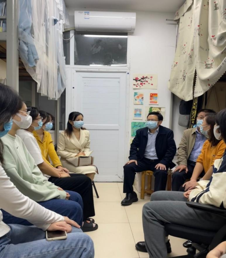 副校长陈志国、院长刘超良、学工处副处长曹宇、院党总支副书记田密与学生深入交谈