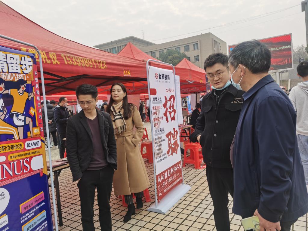 谢光绎与用人单位接洽交流