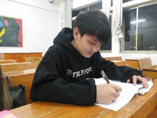 支部成员认真进行会议记录