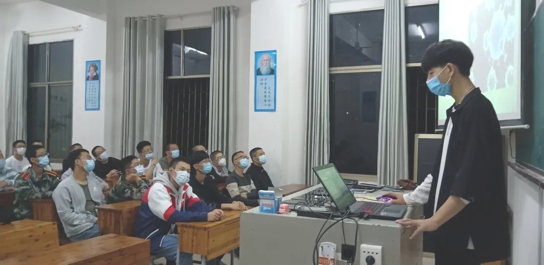 (计科一班班助乔全云正在给同学们做防疫知识宣讲)