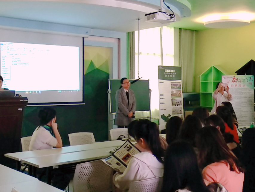 图为:教育学院副书记李霞老师