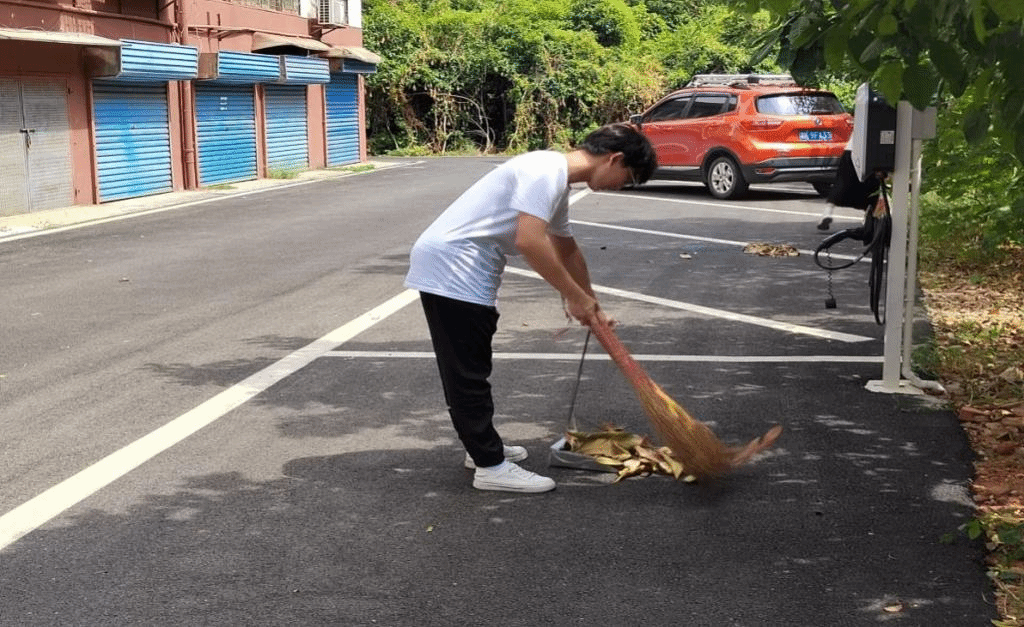 同学们在认真清扫落叶