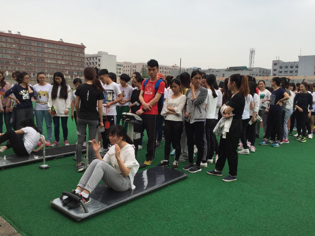 一分钟仰卧起坐测试现场