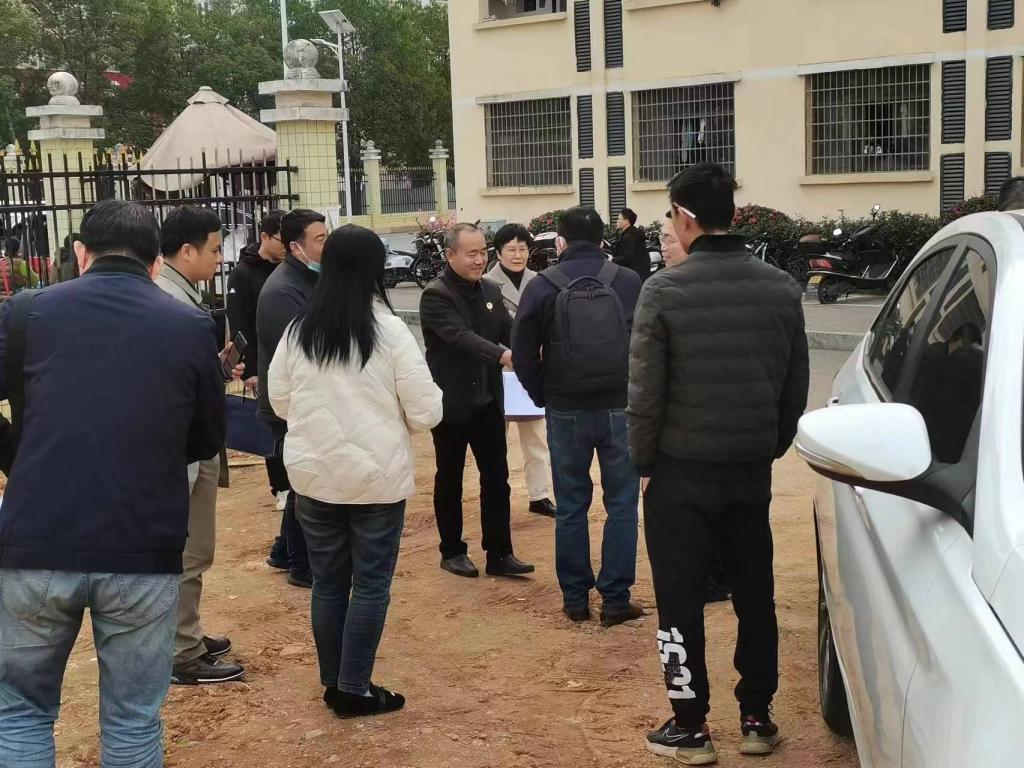 领导、专家在建设现场考察