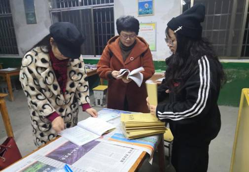 院领导仔细查看学生备课和停课记录