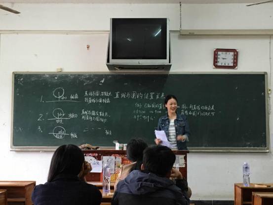 面带微笑的罗雅琼体现了较强的心理素质