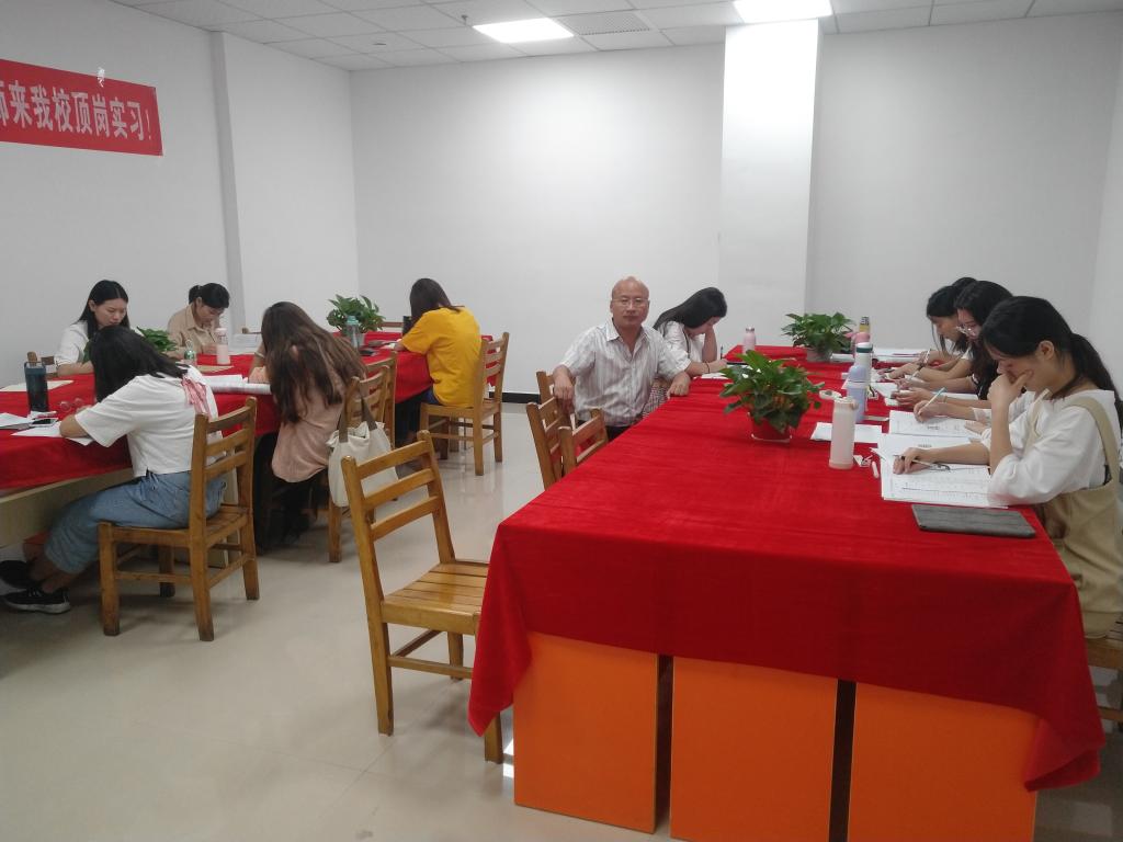 看望有成教育的实习生