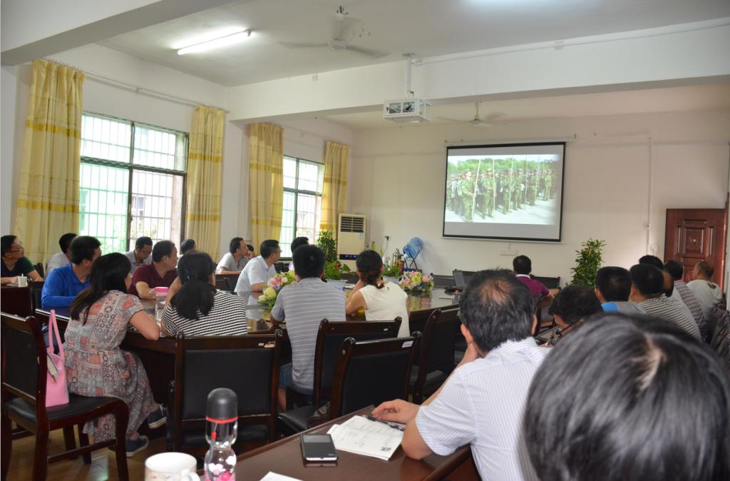 全体党员在认真观看录像