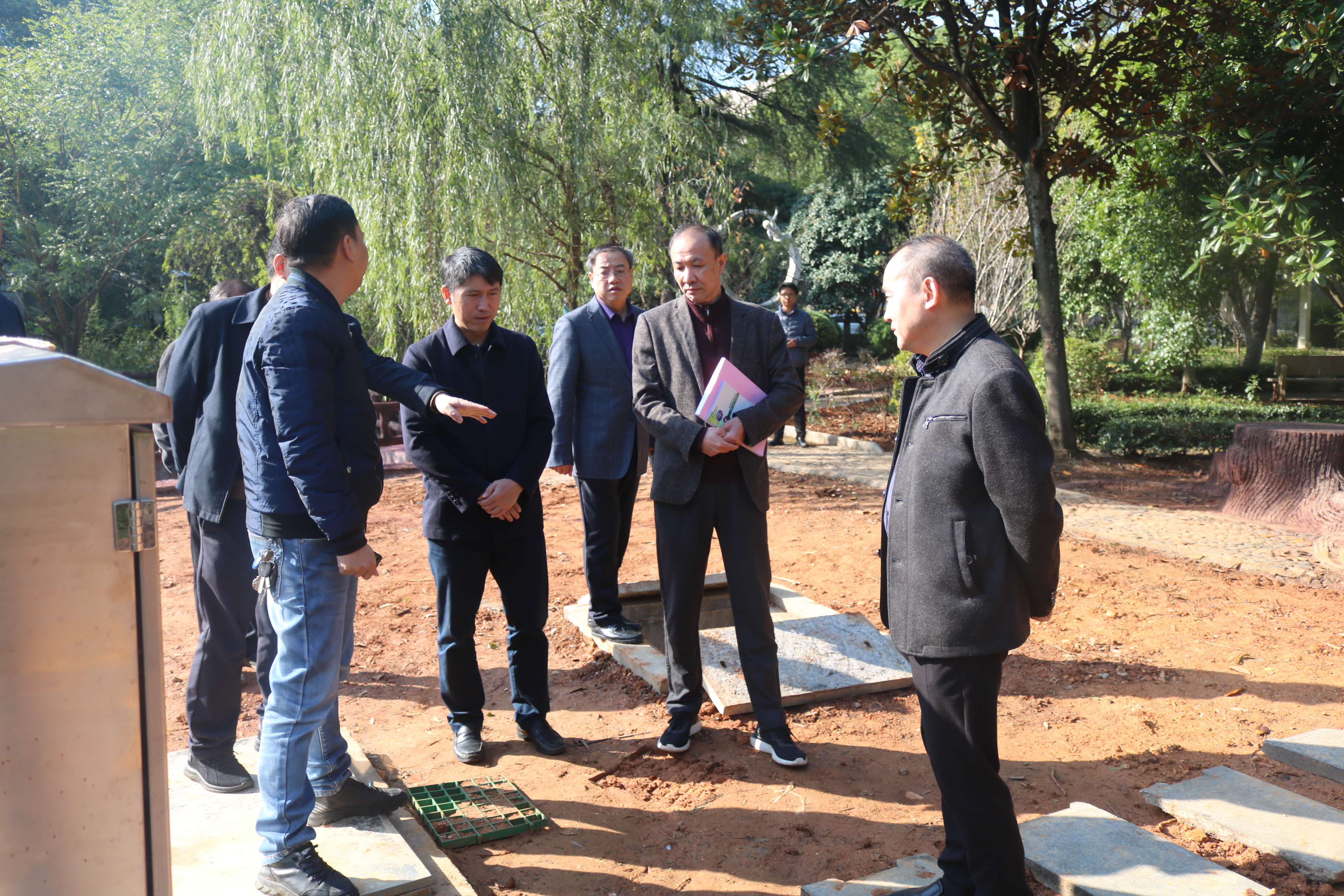 刘铁峰陪同专家组检查雨水收集和喷灌系统