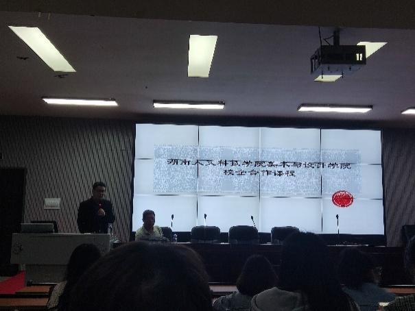 图三:李喜群老师与学生互动