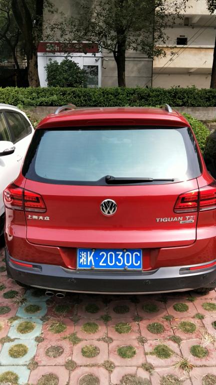 方向不对且压线停车