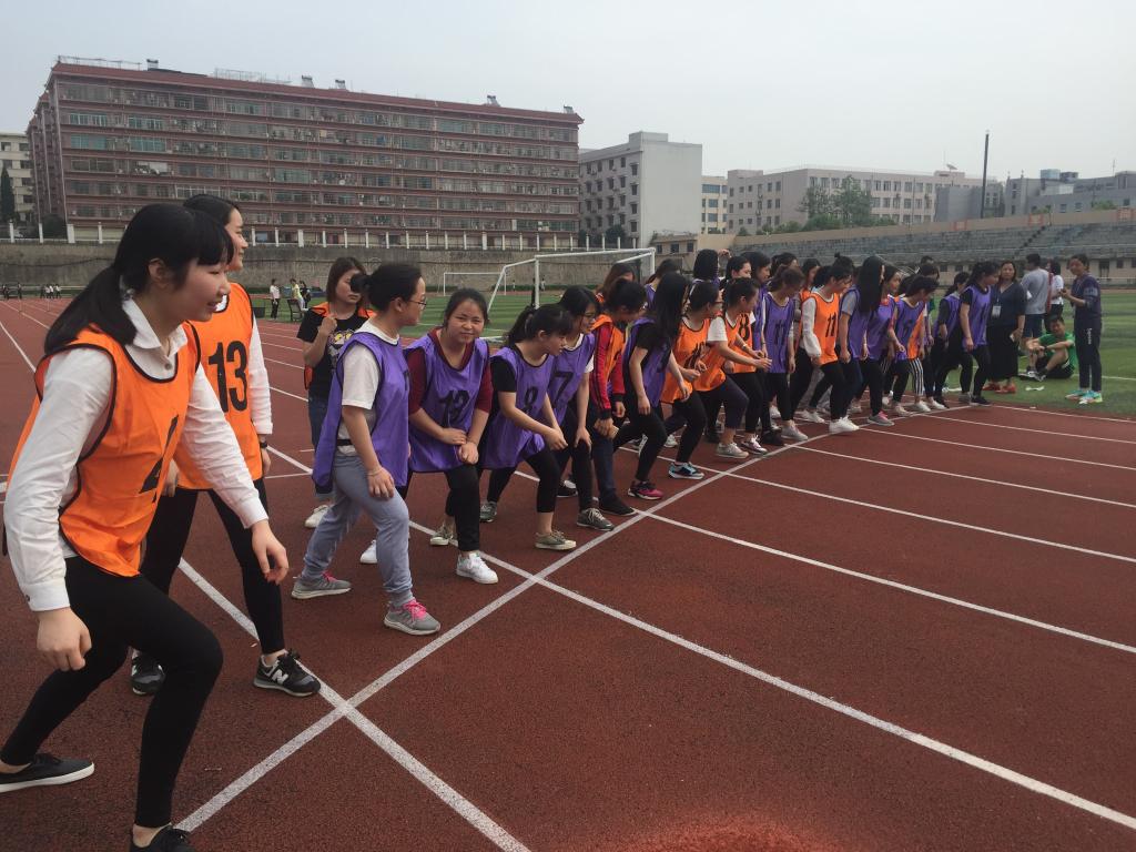 女生800米测试起跑