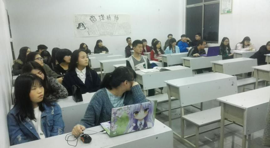 (同学们在专心致志的听班会)