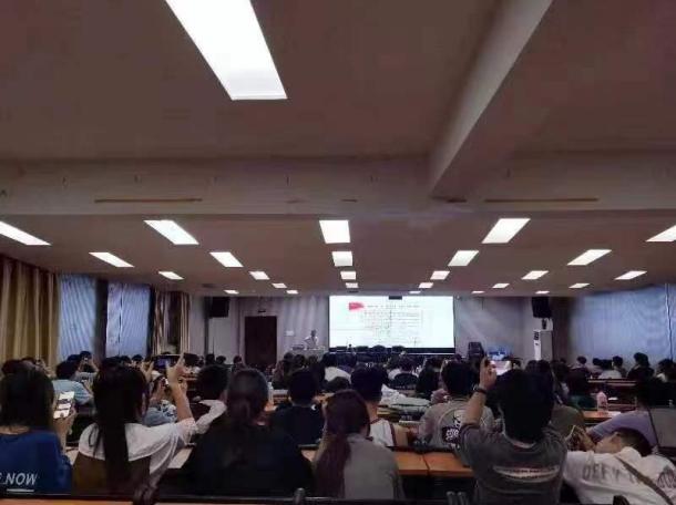 图四:同学们认真听取讲座